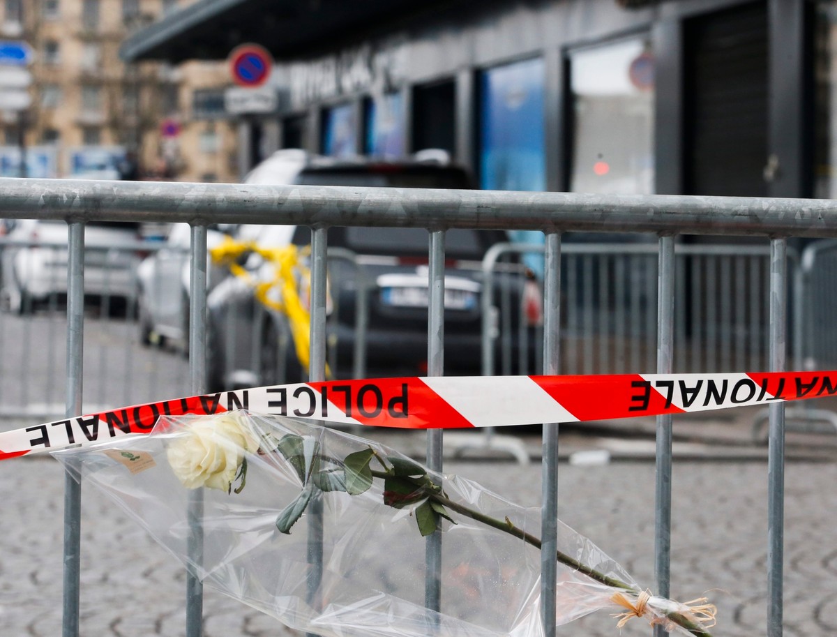 Kwiaty przed sklepem z koszerną żywnością, w ktorym przetrzymywano zakładników