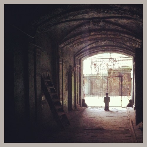 Adolf Hitler klęczy w bramie warszawskiej kamienicy