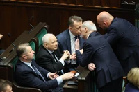 Rozwój Plus i PiS kłócą się o fotele w Sejmie. "Straszą nas Czarzastym"
