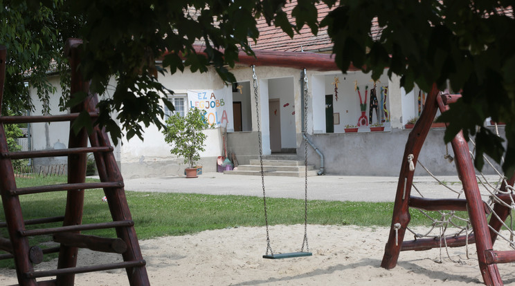 A Pest megyei Dömsöd
iskolája hirdeti: „Ez a legjobb iskola.” A szülők
nem értenek egyet /Fotó: Gy. Balázs Béla