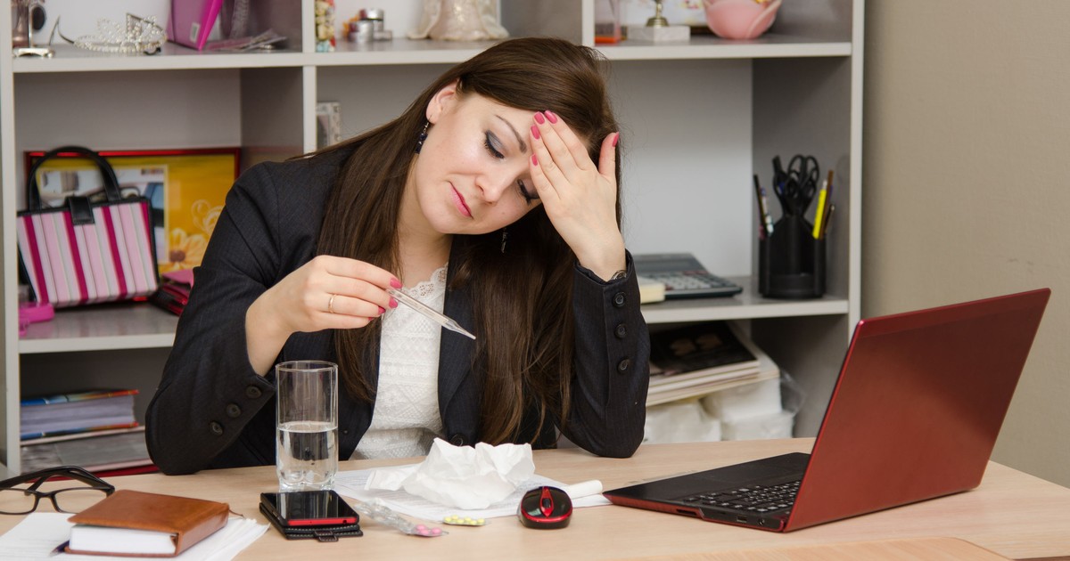 Młodzi pod presją. Boją się zwolnienia, więc pracują nawet z gorączką