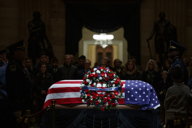 "Gdy rozpadał się blok wschodni, Bush senior podjął decyzję, że nie będzie tego procesu wspomagać. Prezydent USA dzwonił w lipcu 1989 r. do Lecha Wałęsy i namawiał go, by OKP pomógł w wyborze gen. Wojciecha Jaruzelskiego na prezydenta przez Zgromadzenie Narodowe "