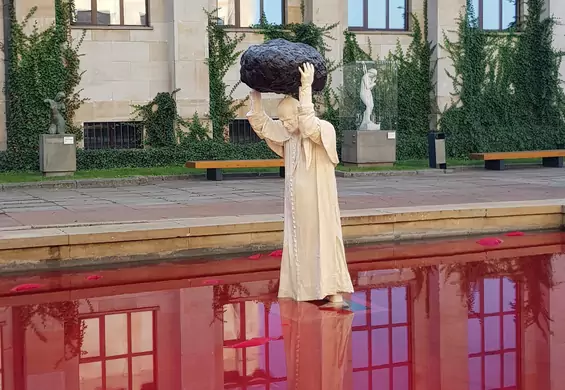 Przed Muzeum Narodowym stanęła rzeźba Jana Pawła II rzucającego kamieniem