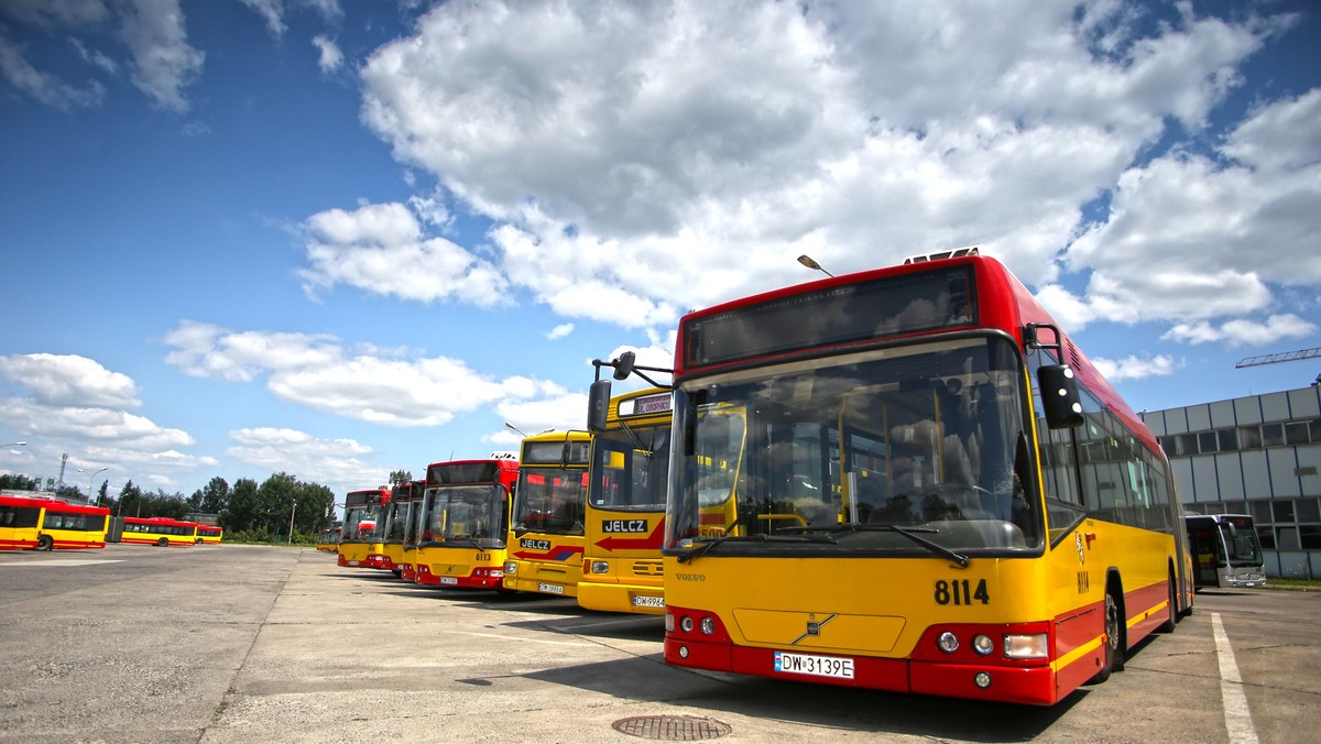 Mają zastąpić stare i wysłużone już autobusy, które po mieście jeżdżą od lat. Wrocławskie MPK ogłosiło przetarg na dzierżawę nowego taboru. Nowe autobusy mają być niskopodłowe, klimatyzowane i mają spełniać najnowsze normy emisji spali – euro 6.