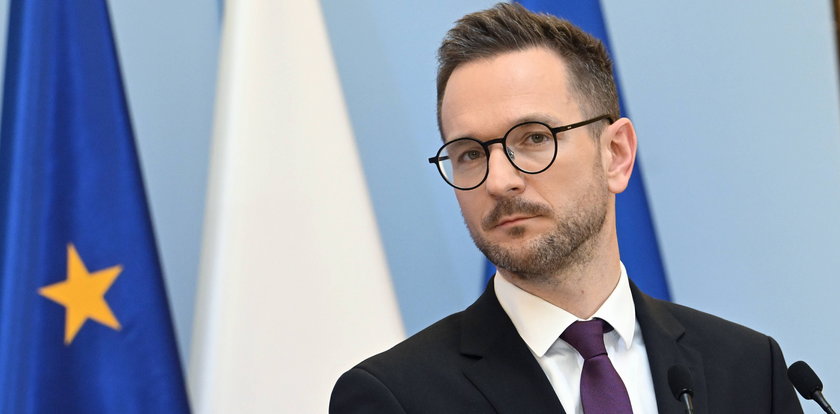 Minister pochwalił się oryginalnym prezentem od pracowników. Sprawa może mieć jednak drugie dno