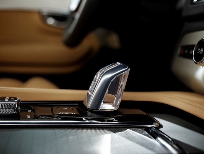 Volvo XC90. Stylowy gadżet - gałka zmiany biegów z kryształowego szkła znanej szwedzkiej firmy Orrefors.