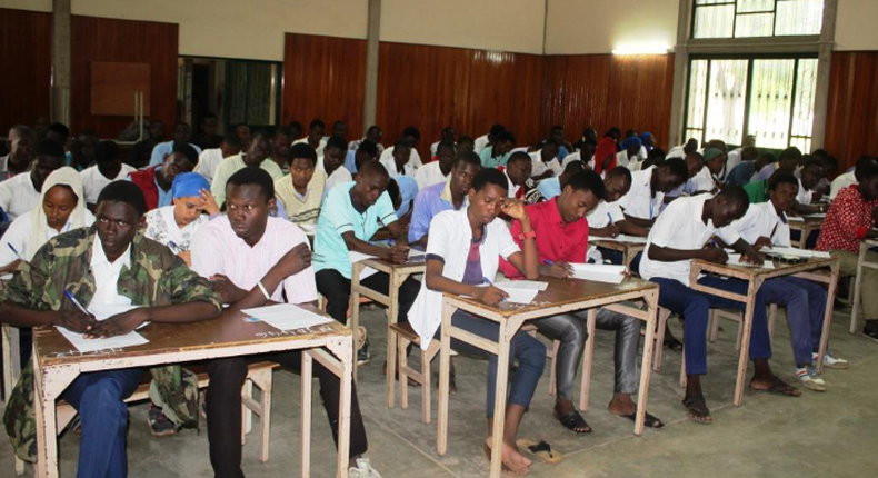 Des candidats dans une salle d'examen (image d'illustration)