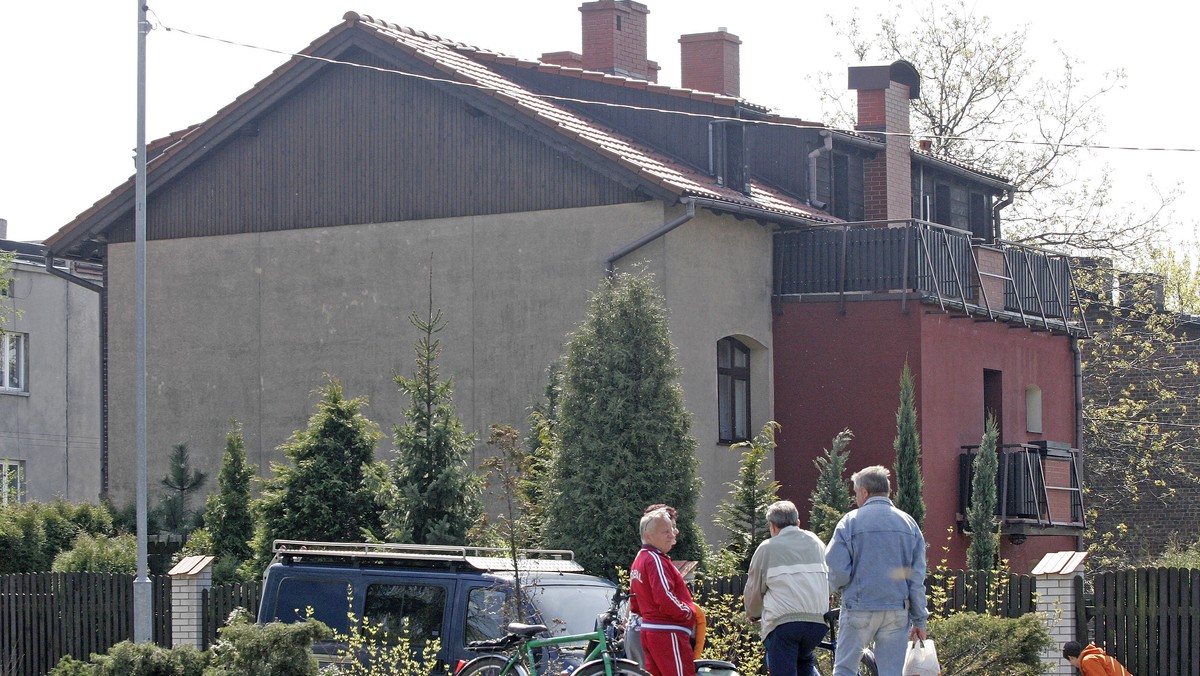 "Gazeta Wyborcza": Umarzając śledztwo w sprawie zacierania śladów po śmierci Barbary Blidy, prokuratura w Łodzi nie wyjaśniła najważniejszych wątpliwości ekpertów i posłów zasiadających w komisji śledczej badającej okoliczności tej śmierci.