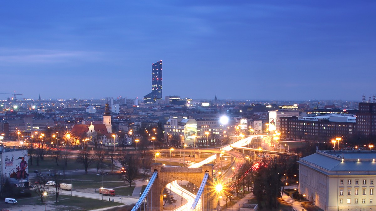 Gmina Wrocław rozpoczęła poszukiwania firmy, która zaprojektuje nowy most Chrobrego. Budowę przeprawy prawie trzy miesiące temu zapowiedział prezydent Rafał Dutkiewicz. Za kilka lat to być może tędy z Sępolna na Swojczyce pojadą tramwaje.