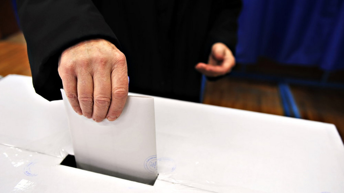 Dziś rano rozpoczęły się przedterminowe wybory do 15-osobowej rady gminy Słupno pod Płockiem. Wybory są konieczne, gdyż w maju mieszkańcy gminy odwołali radę w referendum. W wyborach startuje 44 kandydatów z 11 komitetów. Głosowanie potrwa do wieczora.