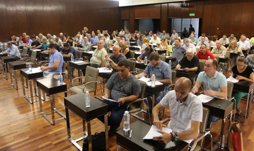 Budući upravnici prvo na pismenom testu