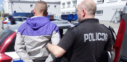 Chciał odbić brata z rąk policji! Wziął młot i skrzyknął rodzinę