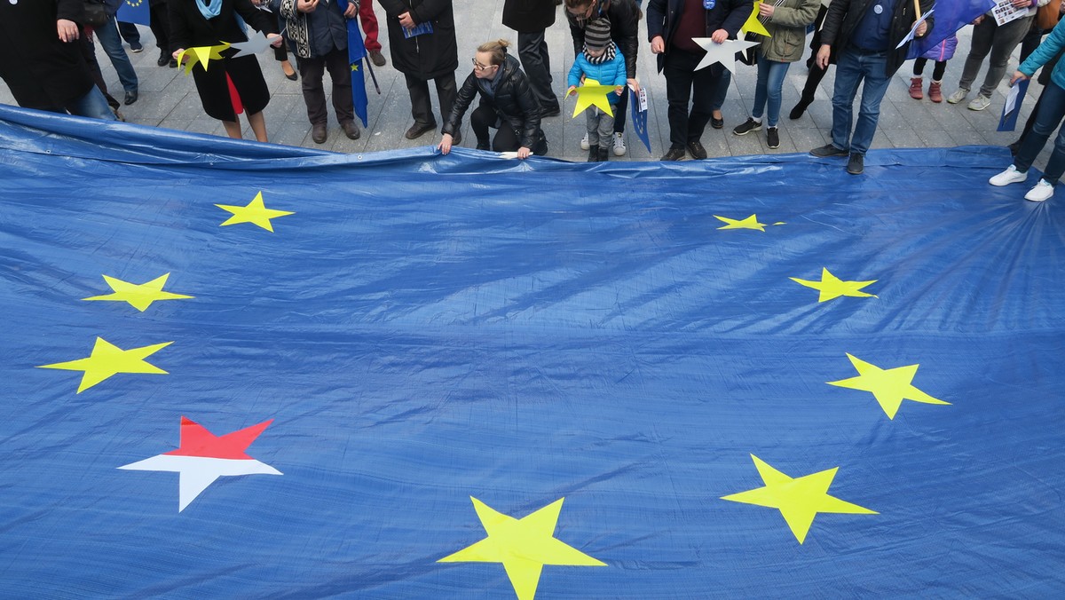 Około 200 osób odśpiewało w Lublinie hymn Unii Europejskiej "Oda do radości". W ten sposób uczczono 60. rocznicę podpisania Traktatów Rzymskich, które położyły fundament pod zjednoczoną Europę. To był również głos uczestników, którzy chcą pozostania Polski w Unii Europejskiej.