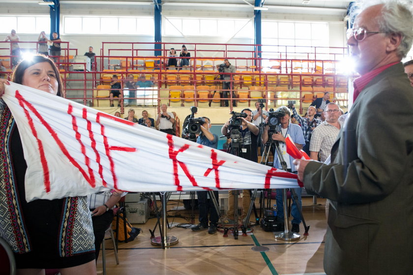 Szarpanina na spotkaniu z Morawieckim. W ruch poszły ręce!