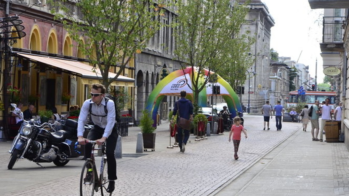 Łódzki woonerf można już zwiedzać w wirtualnym świecie. Trójwymiarową wizualizację przygotowało dwoje łodzian - Michalina Bartosik i Tomasz Brodecki. Na potrzeby projektu wykonanych zostało 12 zdjęć miejskiego podwórca w różnym stopniu naświetlenia.