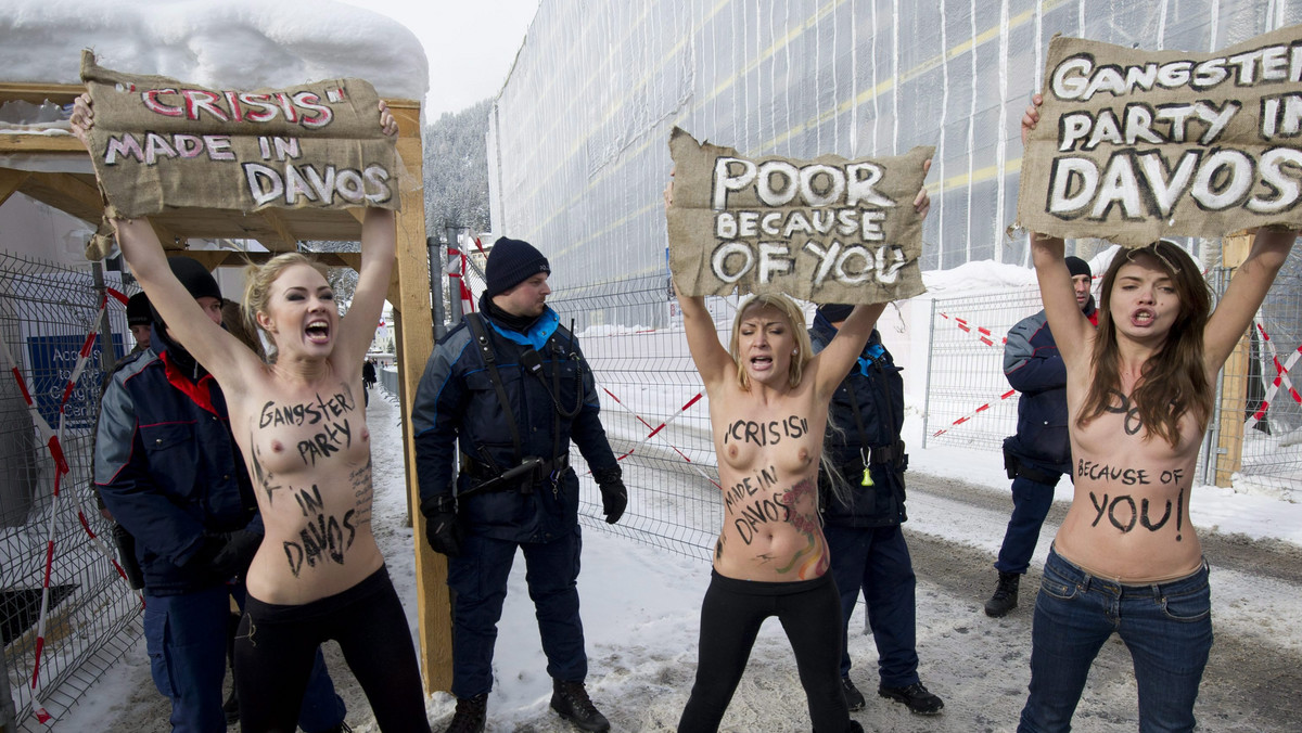 Trzy rozebrane do pasa feministki z ukraińskiego ruchu Femen zostały zatrzymane w szwajcarskim Davos, po tym jak próbowały dostać się na teren centrum kongresowego, w którym odbywa się Światowe Forum Ekonomiczne - podała agencja AP.