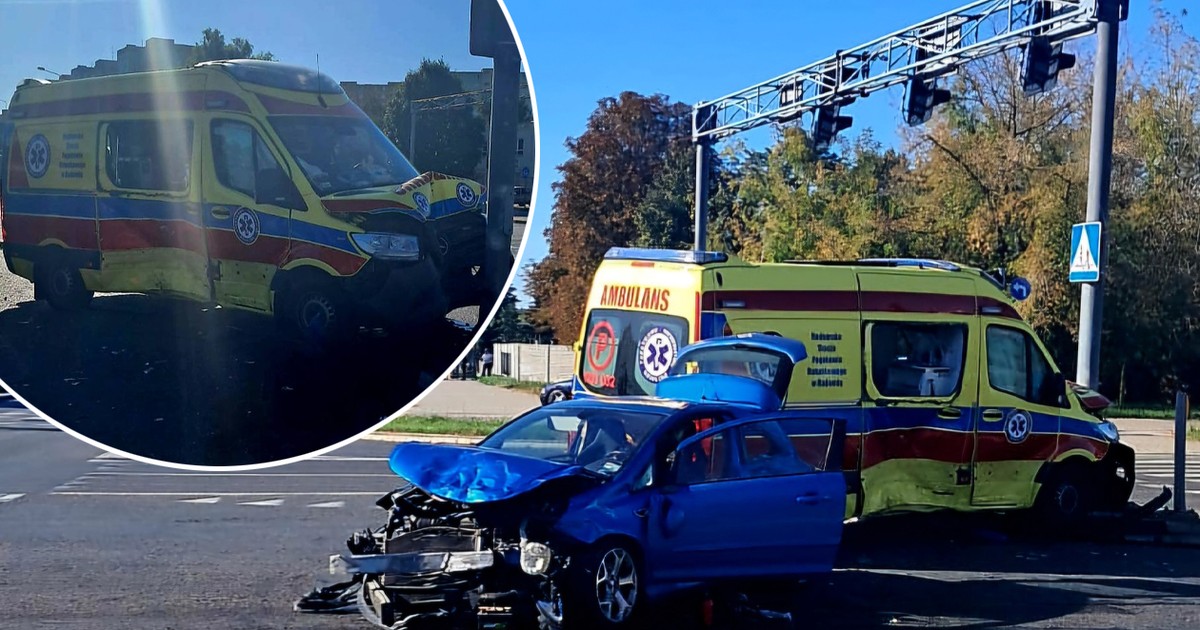 Dramat w Radomiu. Karetka na sygnale zderzyła się z oplem. Są ranni
