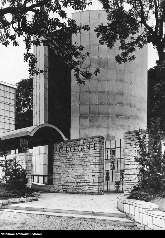 Widok zewnętrzny budynku pawilonu polskiego na Wystawę Światową w Paryżu od strony wejścia głównego. Kompleks zaprojektowali prof. Bohdan Pniewski, S. Brukalski, Józef Szanajca, Bohdan Lachert (1936-1937)