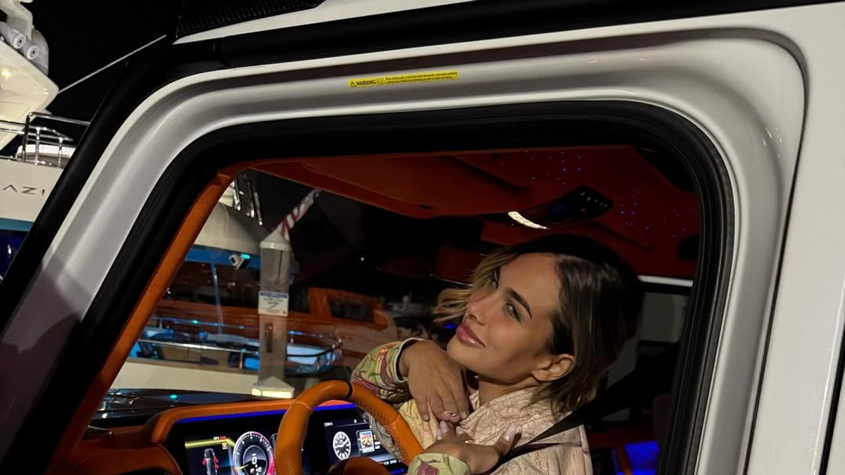 Ćerka (23) naše pevačice radi za Donalda Trampa i VOZI SE U AUTU OD 500.000 EVRA: Pokazala i luks stan, a ona golišava na terasi (FOTO)