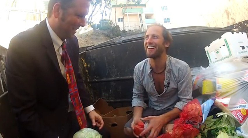 Rob Grinfild gricka sveže povrće koje je našao u kontejneru