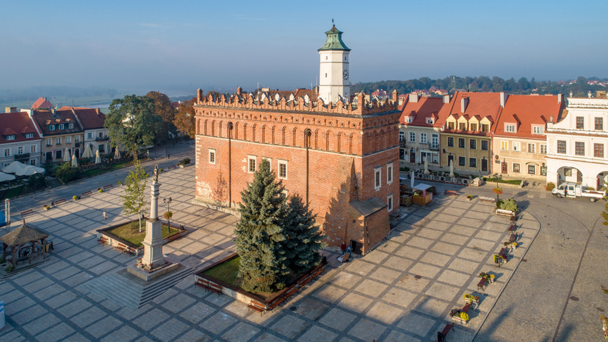 Pokazy gotowania z udziałem mistrzów kuchni, degustacje, spotkania z autorami publikacji kulinarnych zaplanowano od jutra w Sandomierzu w ramach Festiwalu "Chleb Wino Ser". Trzydniowe przedsięwzięcie ma m.in. rozsławiać polskie naturalne produkty i rodzimą kuchnię.