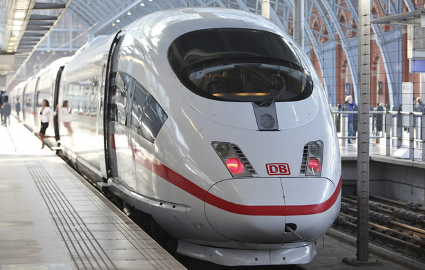 Koszt budowy jednego kilometra Kolei Dużych Prędkości wyniesie od 5 do 6 mln euro. Na zdj. Intercity Express 3 marki Siemens należący do Deutsche Bahn AG podczas postoju w Londynie (2).