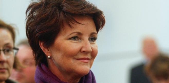 Po AWS władzę przejął SLD, który także miał swoje afery w szeregach partii, a największa z nich wybuchła jeszcze w 1995 roku, gdy Sojusz rządził wspólnie z PSL.
<br>
<br>
Dziennikarze „Życia Warszawy” ujawnili wtedy, że żona ówczesnego premiera Józefa Oleksego oraz żona lidera partii - kandydata na prezydenta Aleksandra Kwaśniewskiego - Jolanta Kwaśniewska (na zdjęciu) są akcjonariuszkami Towarzystwa Ubezpieczeniowo-Reasekuracyjnego „Polisa SA”. Obok nich udziałowcami „Polisy” były także instytucje gospodarujące środkami publicznymi: Agencja Rozwoju Gospodarczego, powołana przez Lesława Podkańskiego, Agencja Własności Rolnej Skarbu Państwa, Państwowy Fundusz Rehabilitacji Osób Niepełnosprawnych. Dziennikarze Wołka sugerowali wtedy również powiązania akcjonariuszy „Polisy” z osobami odpowiedzialnymi za aferę FOZZ.
<br>
<br>
Sprawa stała się jednym ze znaczących elementów prezydenckiej kampanii wyborczej. Opozycja krytykowała między innymi fakt, iż wielu udziałowców 'Polisy' to PRL-owscy prominenci oraz to, że lewicowy kandydat na prezydenta nie umieścił informacji o akcjach firmy w swojej poselskiej deklaracji majątkowej.