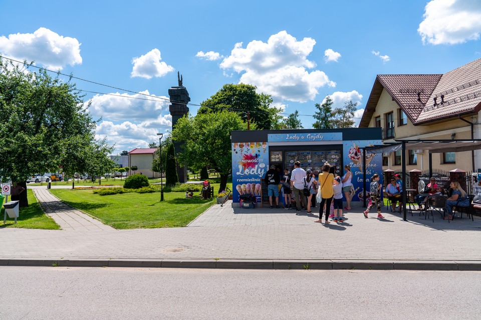 Lody włoskie przeniesione z drugiej strony al. Niepodległości w Mońkach