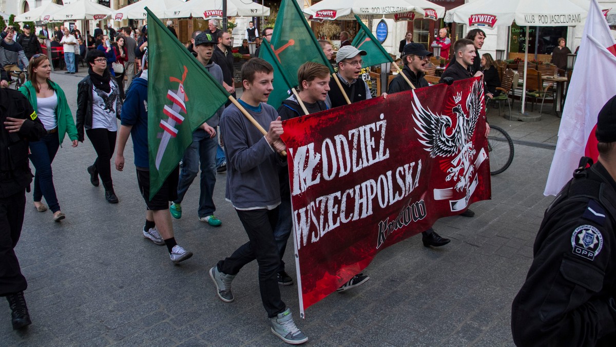 Młodzież Wszechpolska zapowiedziała na niedzielę manifestację przeciwko przyjmowaniu do Polski uchodźców. Będzie ona w rzeczywistości wymierzona również przeciwko prezydentowi Białegostoku Tadeuszowi Truskolaskiemu, który podpisał się pod deklaracją włodarzy 11 miast w sprawie współdziałania w dziedzinie migracji. Wszechpolscy wystawili mu za to już symboliczny akt zgonu.