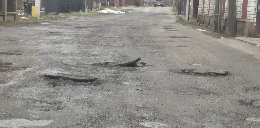 Remonty po Łódzku. Wrzucili asfalt w błoto na ulicy Herbowej, a później... Nie uwierzysz, że urzędnicy Hanny Zdanowskiej to zrobili!