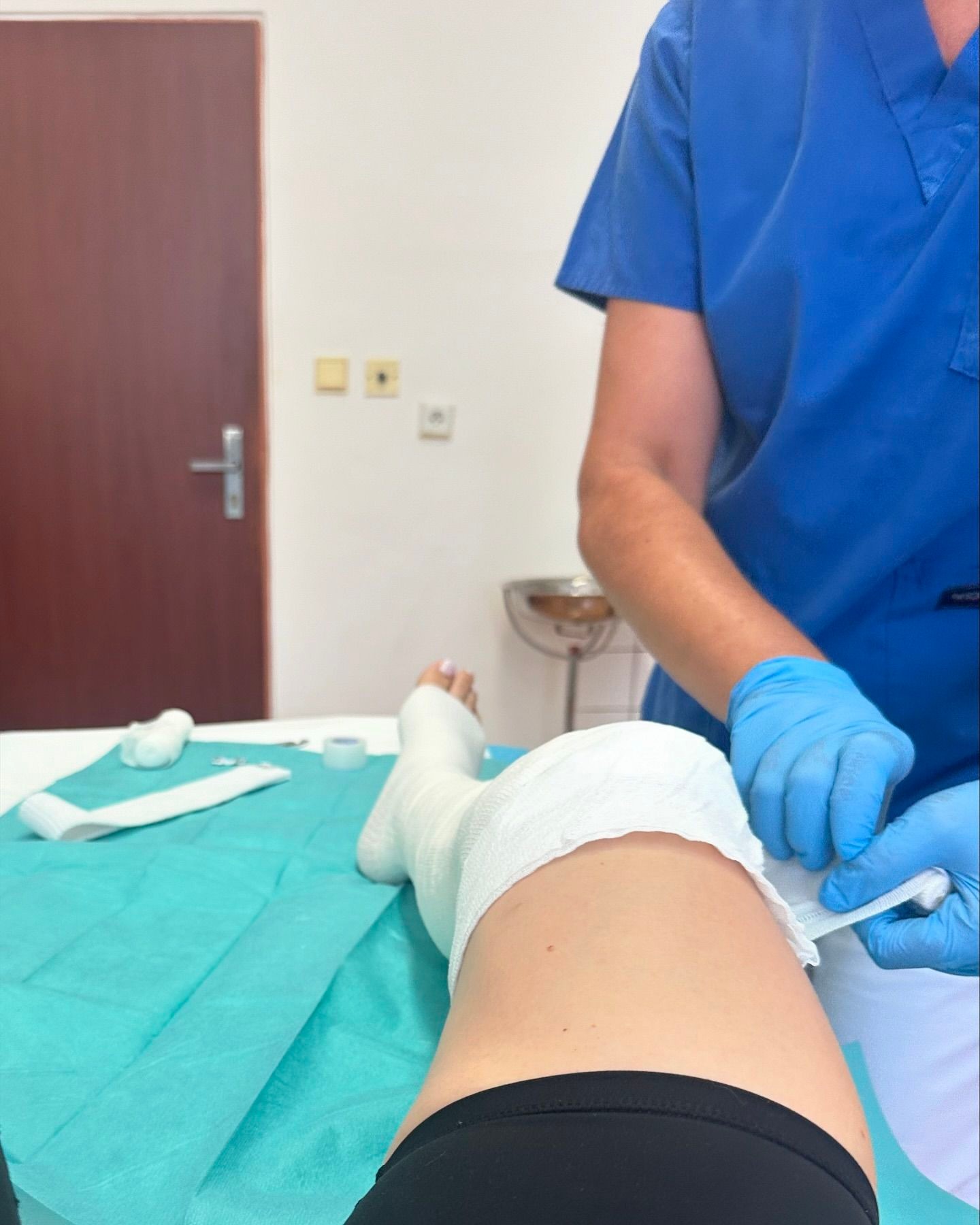 Moderátorka Katarína Becca Balážiová si z dovolenky na Ibize odniesla nepríjemnú popáleninu nohy.