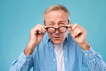 Az öregszeműség (presbyopia) a szem alkalmazkodóképességének életkorral járó csökkenése, melynek következtében a közeli tárgyakra való fókuszálás nehezebbé válik. Ez a folyamat a szemlencse rugalmasságának csökkenésével magyarázható, és általában 40 éves kor felett válik észrevehetővé.
