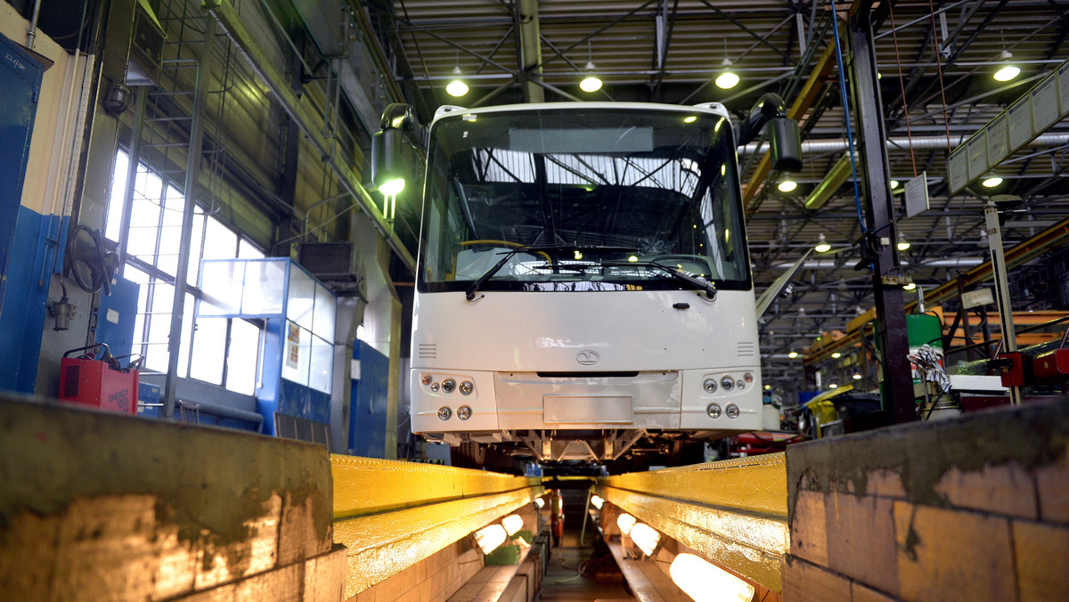 11 autobusów miejskich dostarczy Autosan dla samorządu Sanoka. Trzy z nich będą zasilane olejem napędowym, pozostałe osiem gazem CNG. Dzsiaj w Sanoku podpisana została umową na ich dostawę.