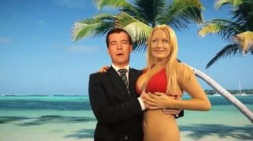 Prezydent Miedwiediew łapie blondynę za pierś. Wideo