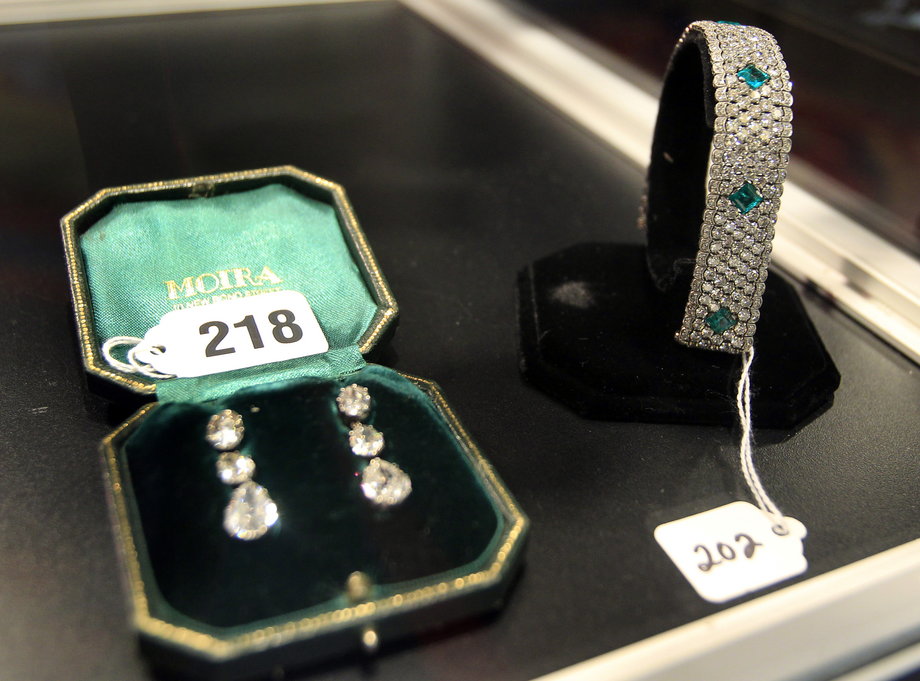 Biżuteria Ruth Madoff, żony Berniego Madoffa, została zajęta po wyroku przez FBI, a potem wystawiona na aukcjach. 