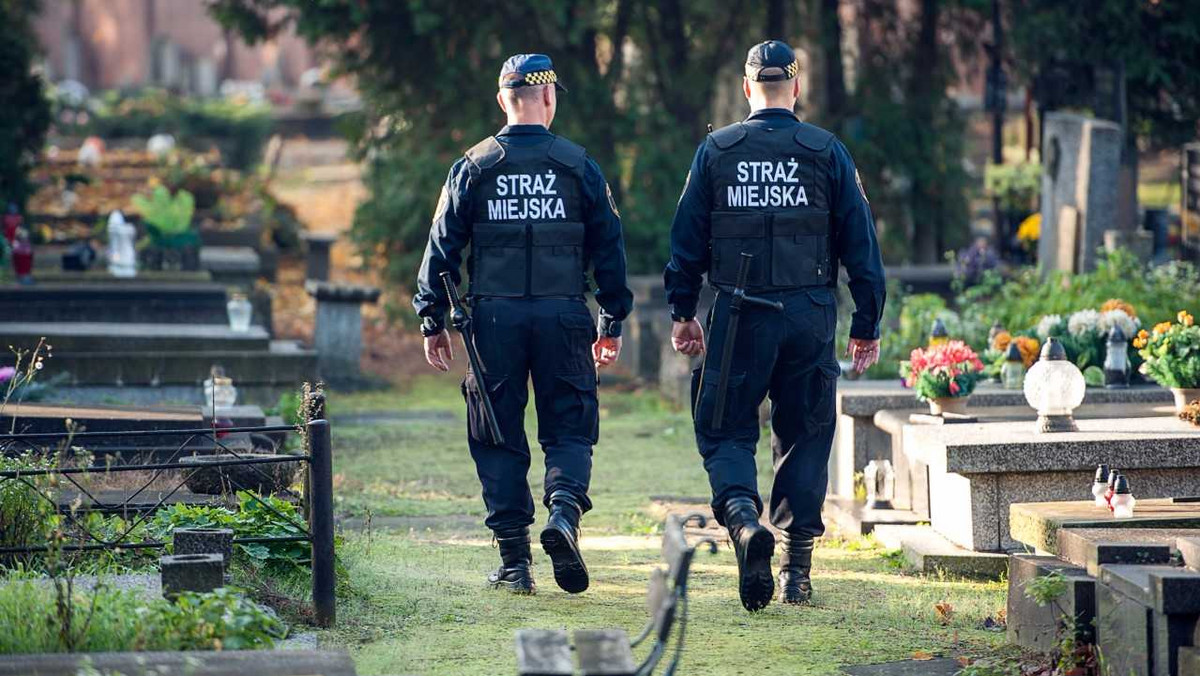 Będą dbać o ograniczanie kradzieży, o bezpieczeństwo osób odwiedzających groby, przestrzeganie zakazów ruchu i parkowania, a także kontrolować handel uliczny. Blisko 900 stołecznych strażników miejskich od dziś będzie częściej patrolować okolice warszawskich cmentarzy. Rozpoczynają się właśnie działania pod kryptonimem "Znicz" i "Hiena".