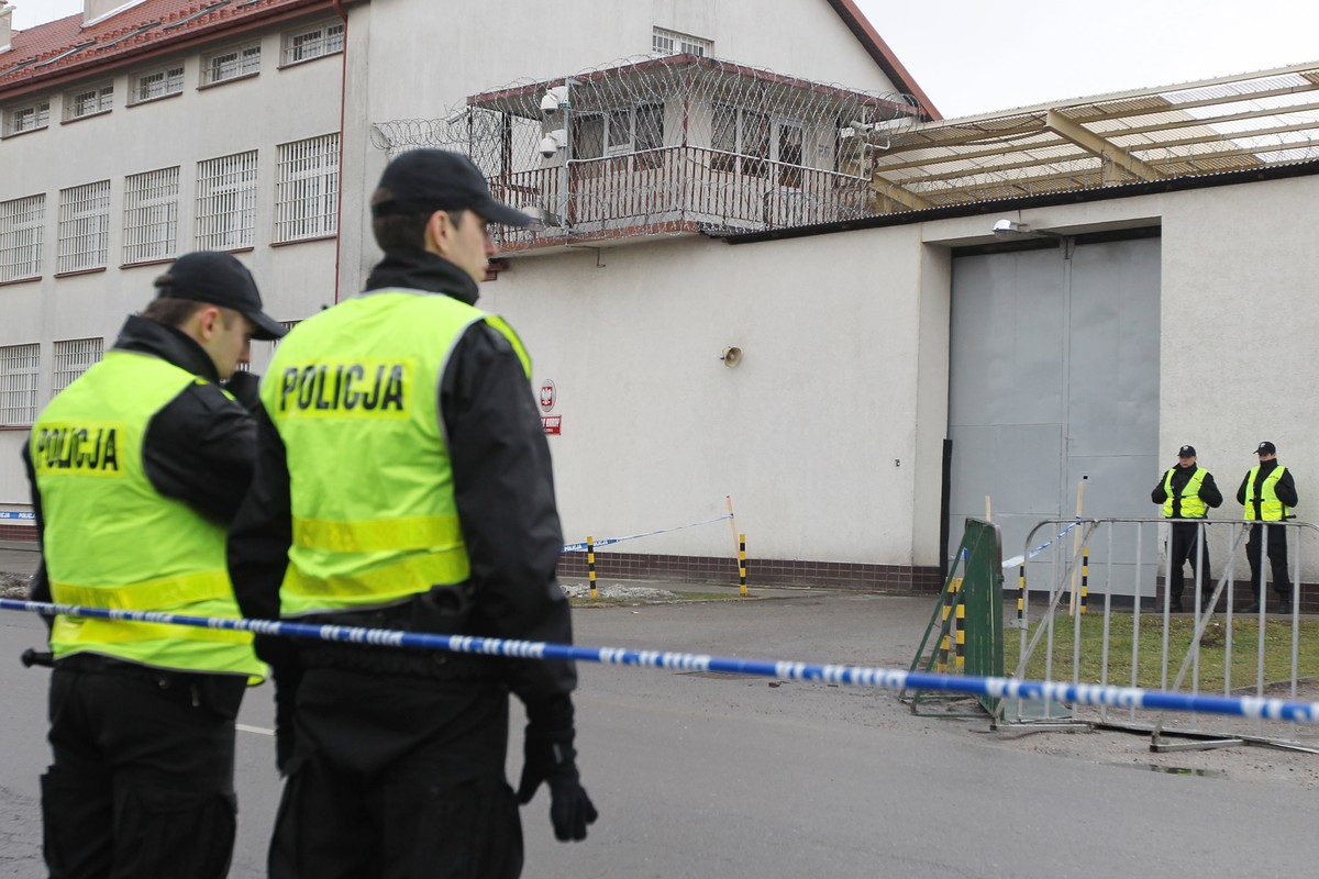 Policja przed Zakładem Karnym w Rzeszowie