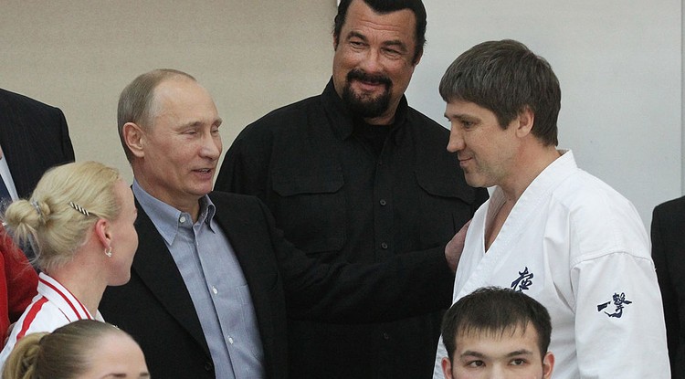 Moszkva: középen Steven Seagal és Vlagyimir Putyin 