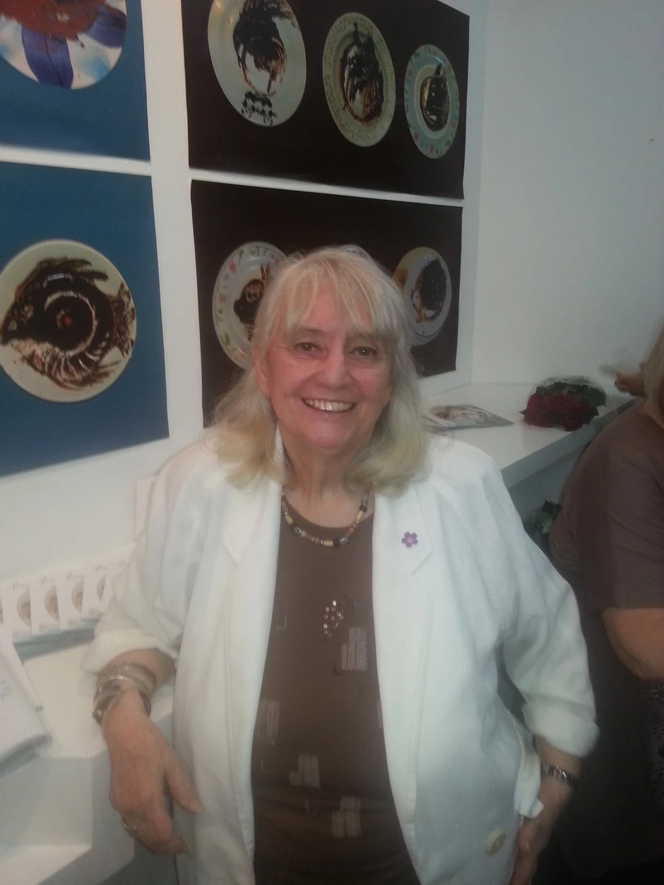 Nasmejana i vesela autorka neobične izložbe Dušanka Vartabedijan