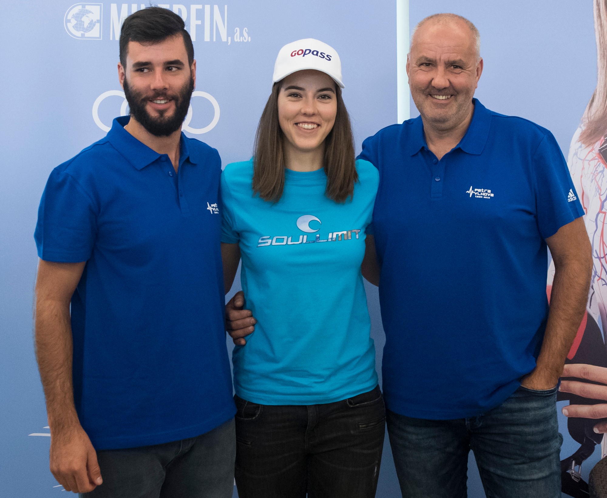 Slovenská lyžiarka Petra Vlhová s bratom Borisom a otcom Igorom v roku 2017.