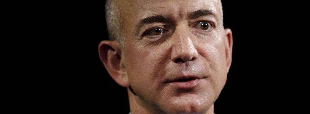<b>Jeff Bezos</b>
<br>
<br>
Bezos potrafi pokazać, że należy do najbogatszych ludzi świata - na początku sierpnia 2013 r. kupił The Washington Post za 250 mln. dol. płacąc gotówką. Nadal jednak jego majątek jest szacowany na 30,5 mld dol., co pozwoliłoby mu kupić 57923 nieruchomości prywatnych w kalifornijskim Napa wartych 29,5 mld dol.
<br>
<br>
Bezos ukończył Uniwersytet w Princeton. Pracował jako analityk finansowy w firmie D. E. Shaw Group, dopóki w 1994 roku nie założył portalu internetowego Amazon.com. W 1999 r. magazyn „Time” wybrał go osobowością roku.
<br>
<br>
W 2000 r. założył przedsiębiorstwo przemysłu astronautycznego Blue Origin, w którym próbuje wdrożyć nowatorskie technologie w transporcie orbitalnym, w tym załogowym.