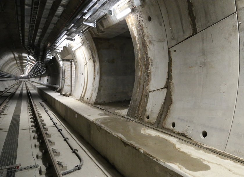 Cieknący tunel metra pomiędzy stacjami Stadion Narodowy i Centrum Nauki Kopernik