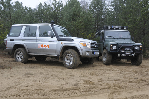 Toyota Land Cruiser HZJ 76 kontra Land Rover Defender 2.4 TD. Auta dla prawdziwych twardzieli