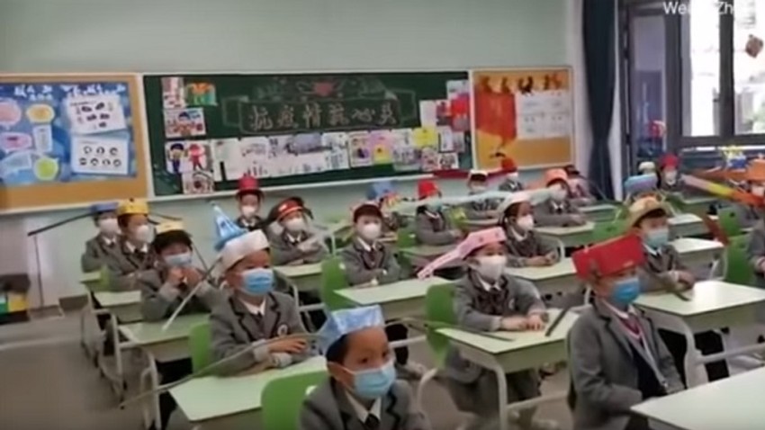 Deca sa "kapama od jednog metra" u klupama