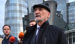 Macierewicz minę miał nietęgą. Zwolenniczka chciała go przytulić.  Jego reakcję nagraliśmy!