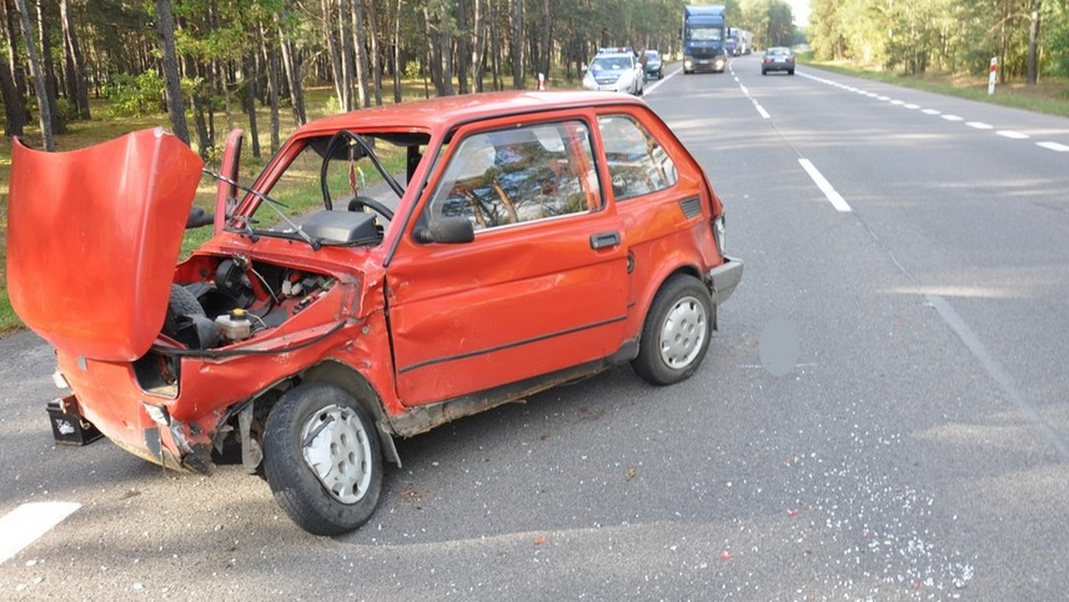 95-letni kierowca małego fiata prawdopodobnie podczas włączania się do ruchu nie ustąpił pierwszeństwa 64-latkowi kierującemu fordem. Do zdarzenia doszło na drodze krajowej nr 19. 95–latek z obrażeniami trafił do szpitala. Teraz przyczyny i okoliczności wypadku wyjaśniają siemiatyccy policjanci.