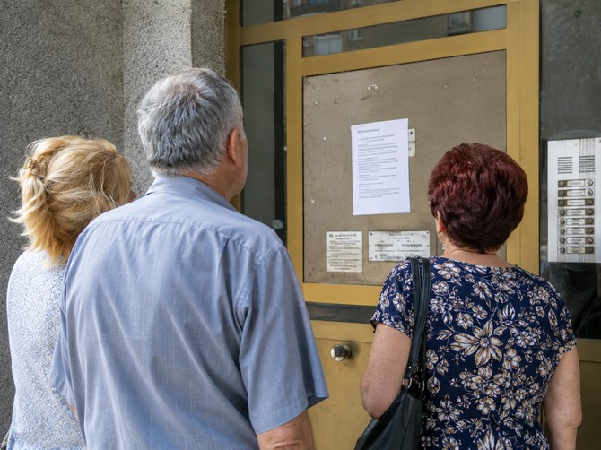 Na zgradi osvanuo oglas zbog kojeg se smeje cela Srbija