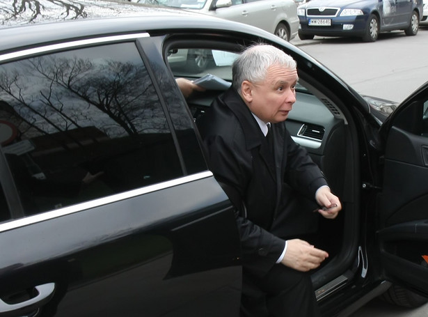 Kaczyński jedzie w Polskę jak Tusk. Ale nie autobusem