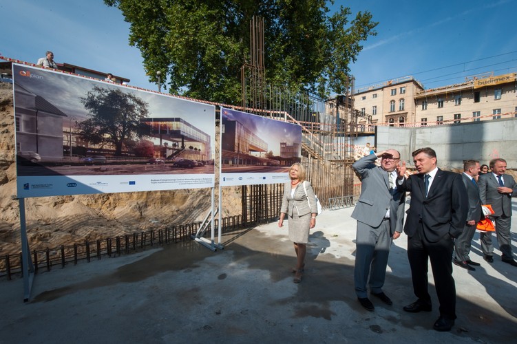 W uroczystości wzięli udział także przedstawiciele władz lokalnych i wojewódzkich, Zarządu Dróg Miejskich i Komunikacji Publicznej oraz osoby zaangażowane w realizację inwestycji po stronie Grupy PKP, konsorcjum firm Budimex S.A. i Przedsiębiorstwo Wielobranżowe Lech Sp. z o.o. oraz firmy Allplan Sp. z o.o. odpowiedzialnej za projekt dworca. <br><br> fot. (mr) PAP/Tytus Żmijewski