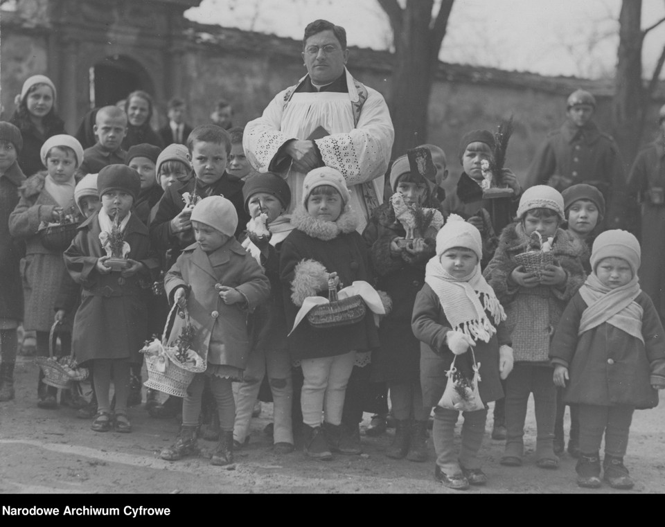 Ksiądz w otoczeniu dzieci ze święconkami, Niepołomice 1932 r.